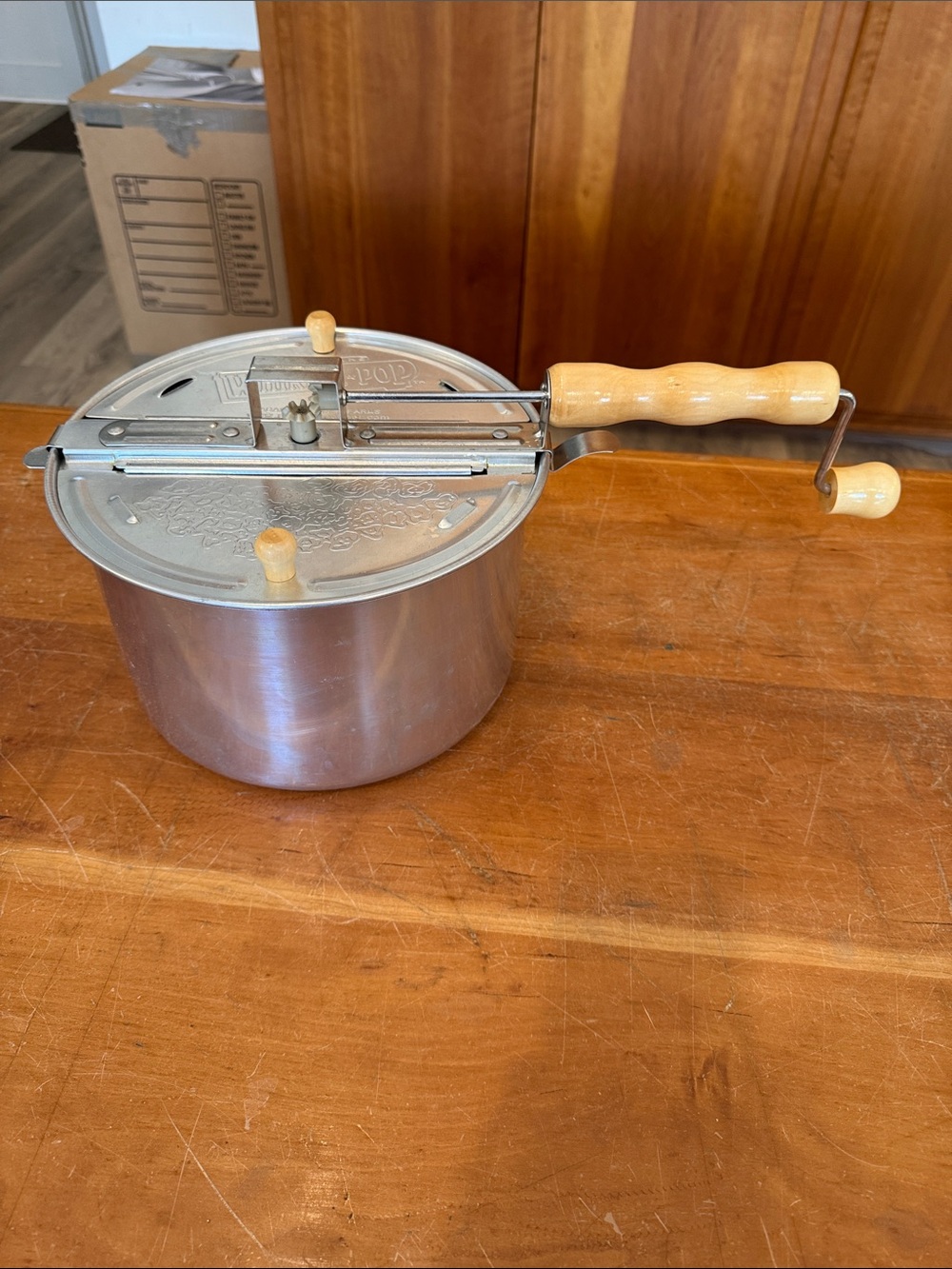 Vintage-style Popcorn Popper with Wooden Handle - Silver/Natural